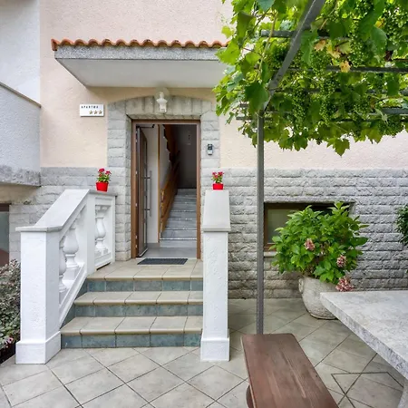 Apartma Pri Cesarjevih * Sezana