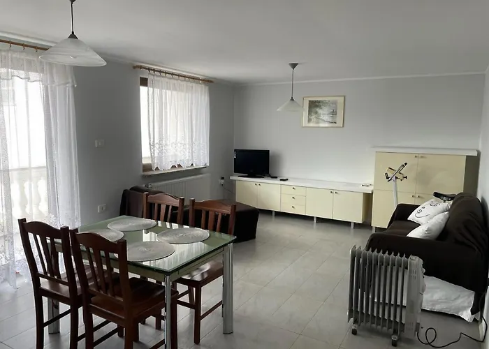 Apartma Pri Cesarjevih דירה *